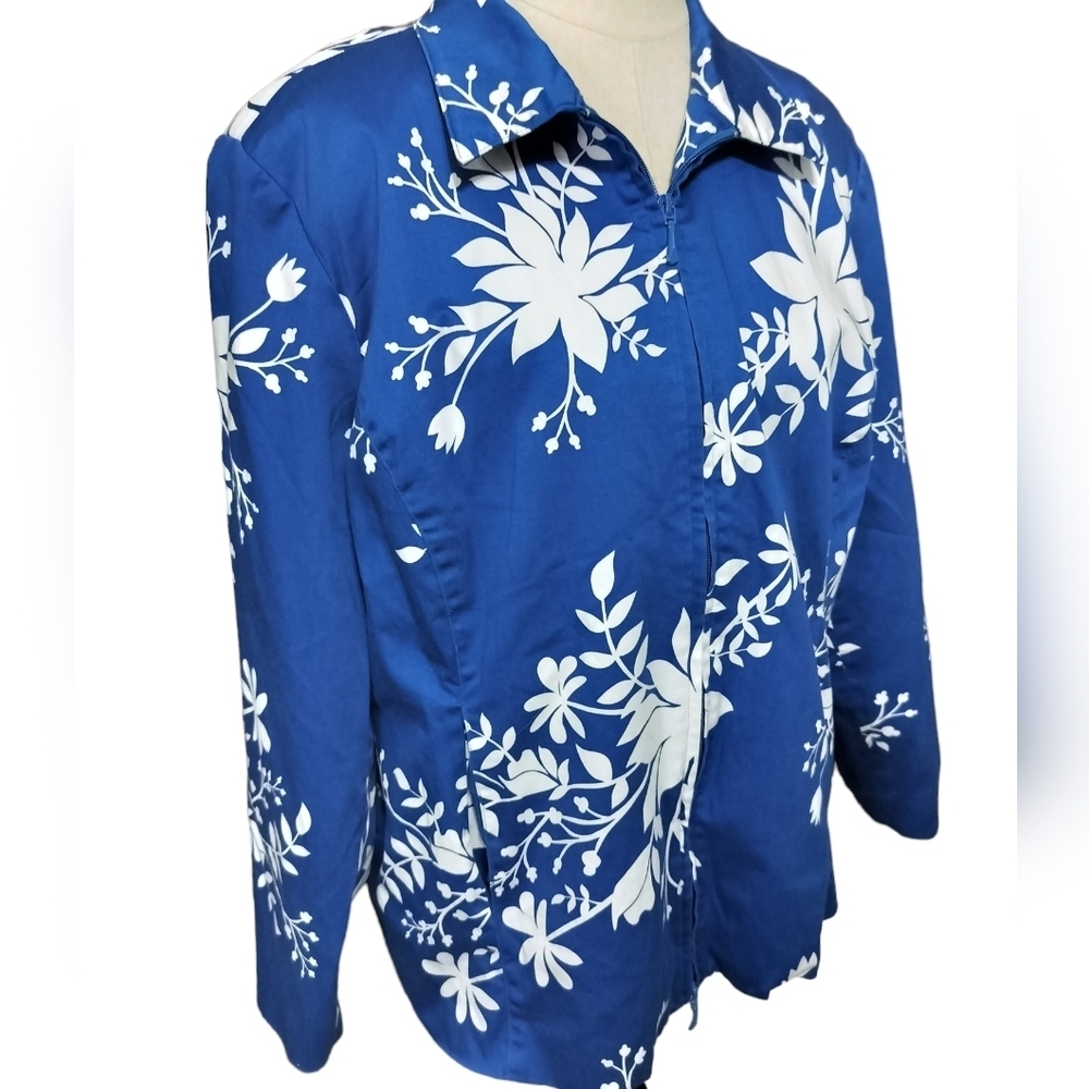 2497)Susan Graver Blue & White Floral Print Zip Front Cotton Jacket Plus Size 2x — image 2 of 8